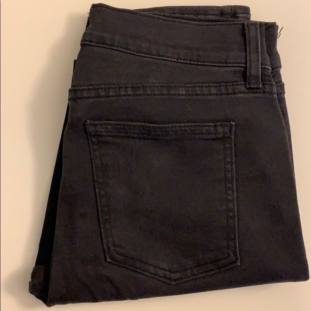 Like new, dark gray skinny pant.